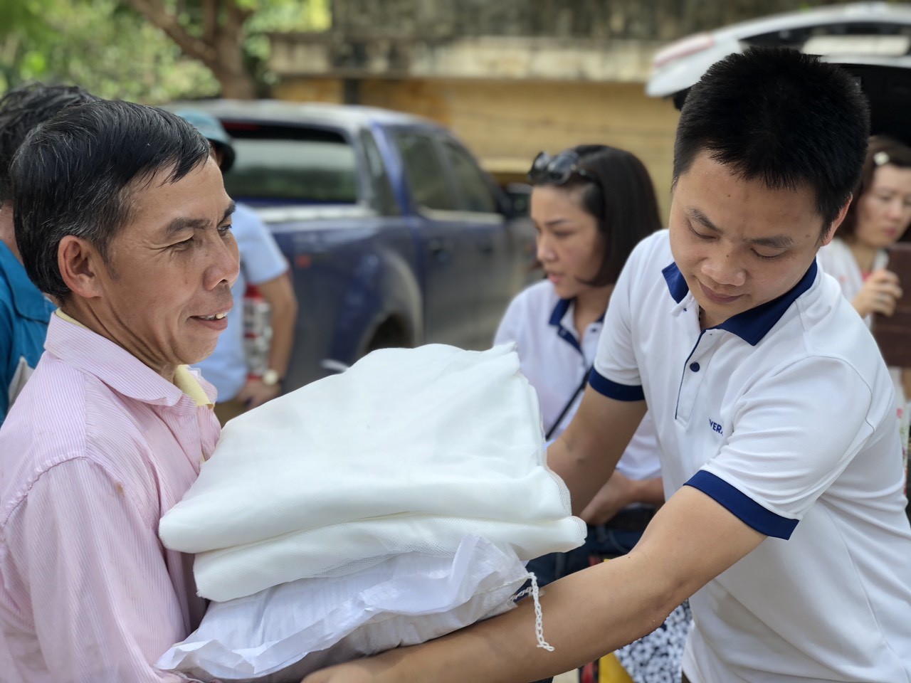 Long Giang Land chia sẻ khó khăn cùng bà con vùng lũ Quang Chiểu (Thanh Hóa)