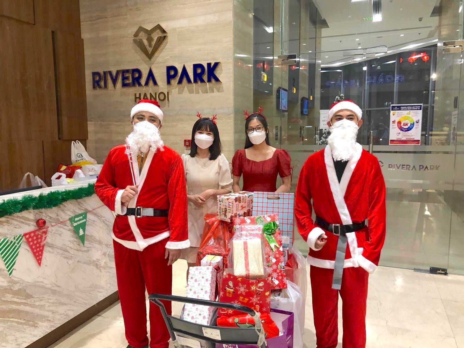 Long Giang Land phối hợp BQL hai tòa nhà Rivera Park  giao quà miễn phí đêm Giáng sinh